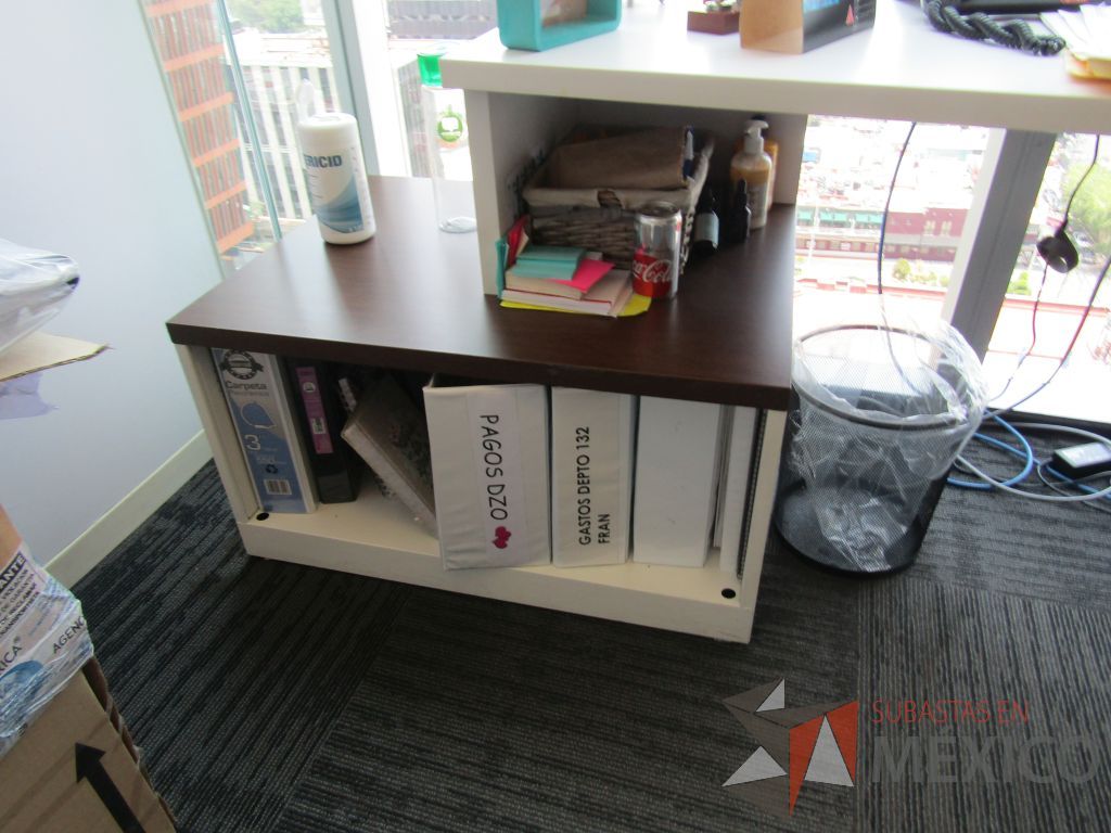 Lote 315 - Oficina Operativa con Escritorio, Mesa de Apoyo Triangular con Ruedas y Gabinete - Imagen 9