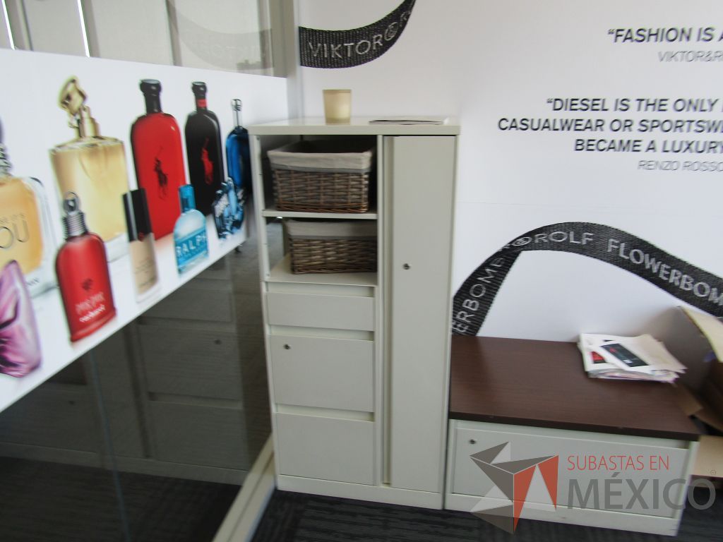 Lote 045 - Oficina Operativa con Escritorio, Mesa de Apoyo Triangular con Ruedas y Gabinete - Imagen 20