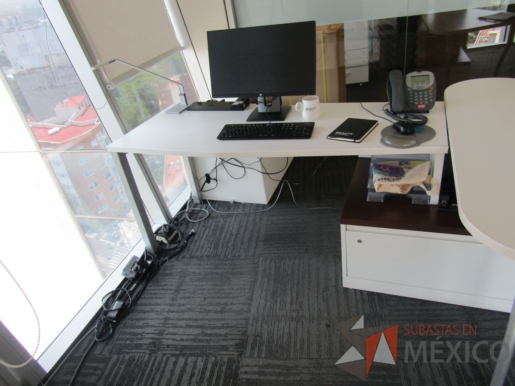 Lote 105 - Oficina Operativa con Escritorio, Mesa de Apoyo Triangular con Ruedas y Gabinete - Imagen 22