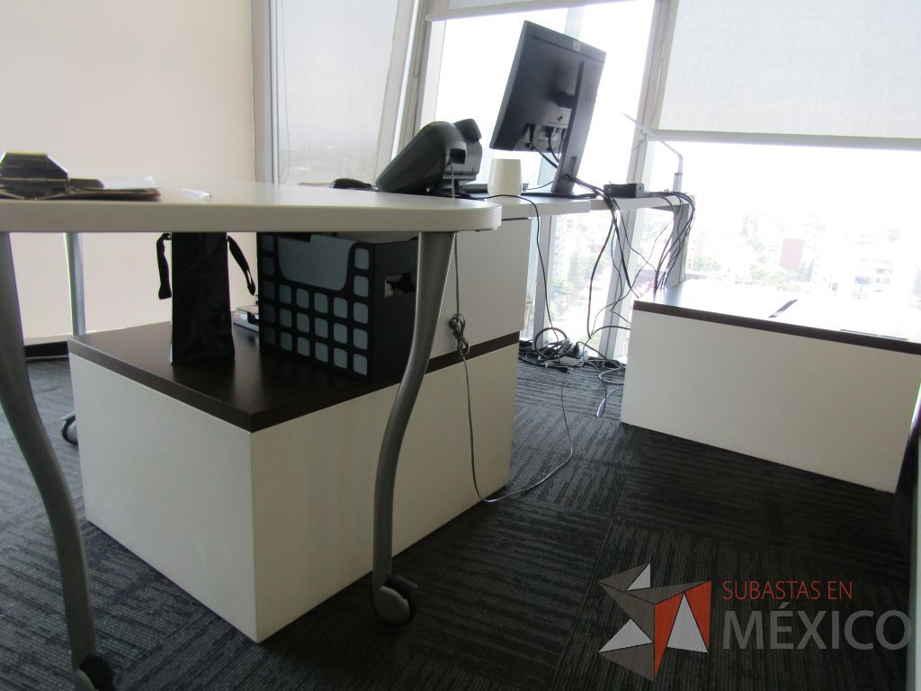 Lote 105 - Oficina Operativa con Escritorio, Mesa de Apoyo Triangular con Ruedas y Gabinete - Imagen 26