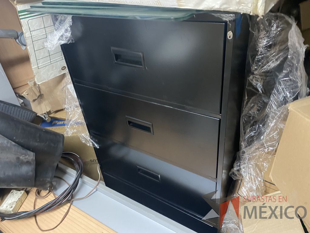 Lote 032 - 350 piezas para estaciones de trabajo, 2 mamparas altas con 4 gavetas y silla tipo piel - Imagen 16