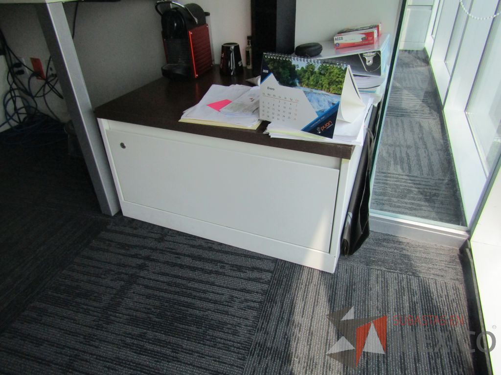 Lote 315 - Oficina Operativa con Escritorio, Mesa de Apoyo Triangular con Ruedas y Gabinete - Imagen 15
