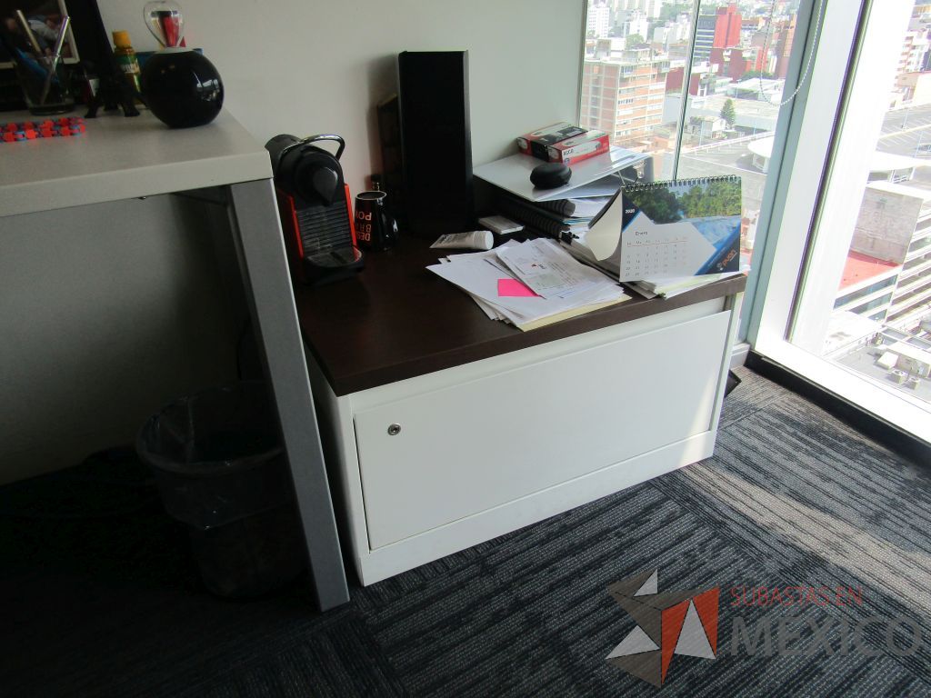 Lote 315 - Oficina Operativa con Escritorio, Mesa de Apoyo Triangular con Ruedas y Gabinete - Imagen 16