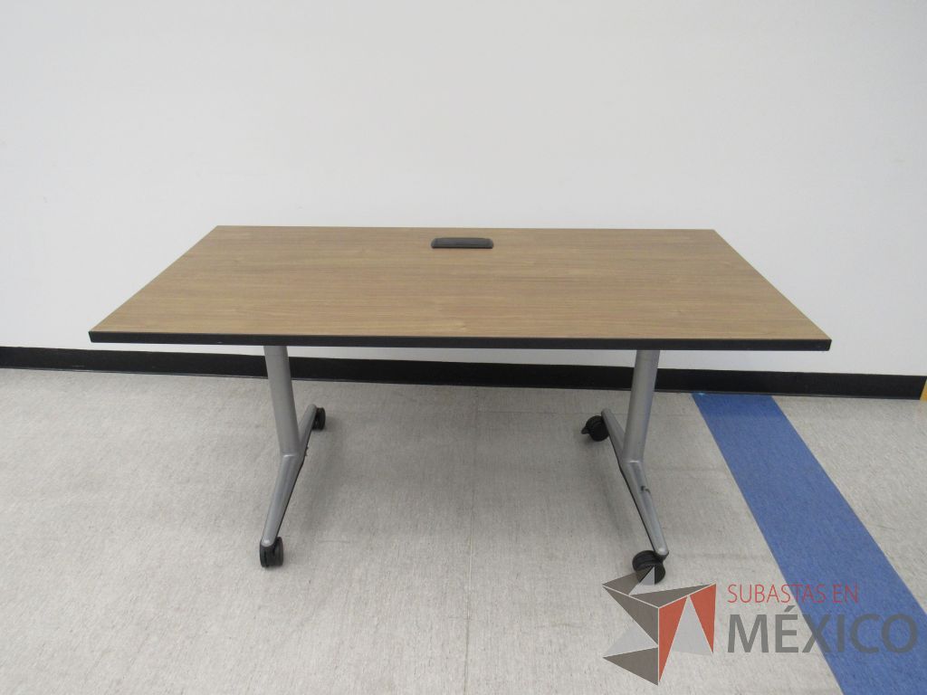 Lote 334 - 2 Mesa de trabajo con base metálica, ruedas y cubierta color café. - Imagen 2