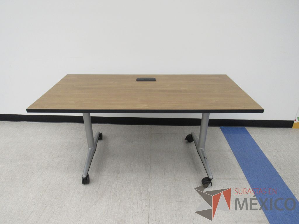 Lote 334 - 2 Mesa de trabajo con base metálica, ruedas y cubierta color café. - Imagen 3