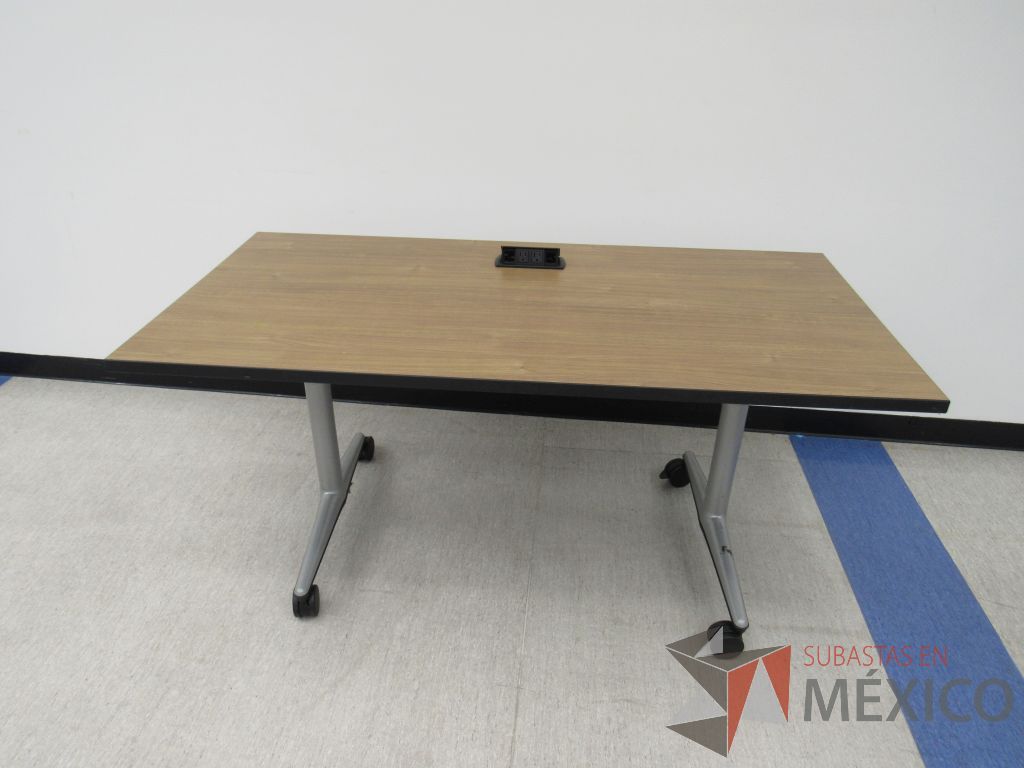 Lote 334 - 2 Mesa de trabajo con base metálica, ruedas y cubierta color café. - Imagen 14