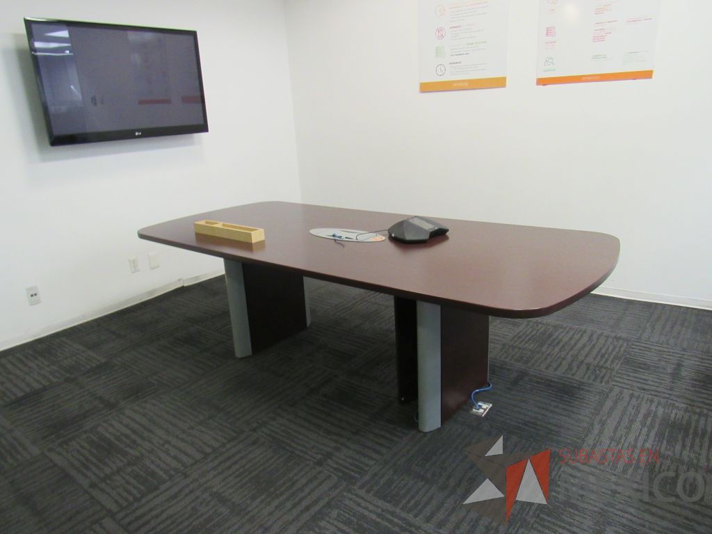 Lote 079 - Mesa de sala de juntas para 6 personas con accesorios para conexión y cubierta color café