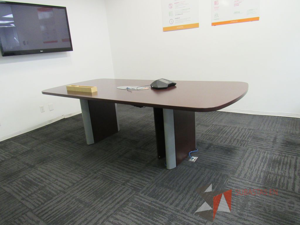 Lote 079 - Mesa de sala de juntas para 6 personas con accesorios para conexión y cubierta color café - Imagen 4