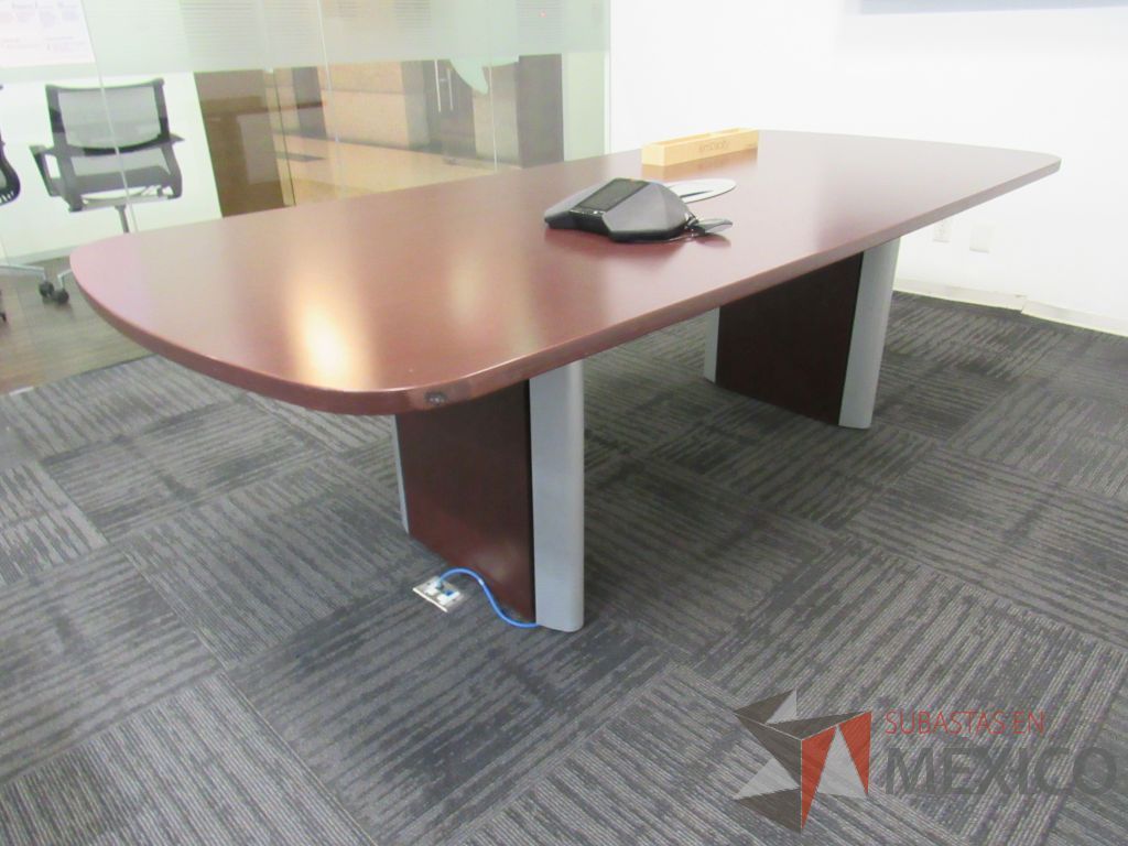 Lote 079 - Mesa de sala de juntas para 6 personas con accesorios para conexión y cubierta color café - Imagen 10