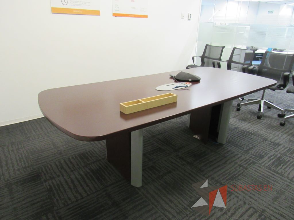 Lote 079 - Mesa de sala de juntas para 6 personas con accesorios para conexión y cubierta color café - Imagen 14