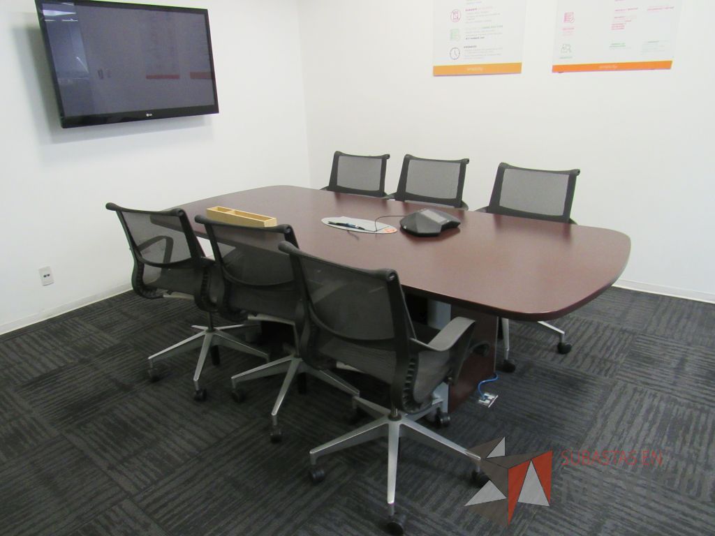 Lote 079 - Mesa de sala de juntas para 6 personas con accesorios para conexión y cubierta color café - Imagen 22