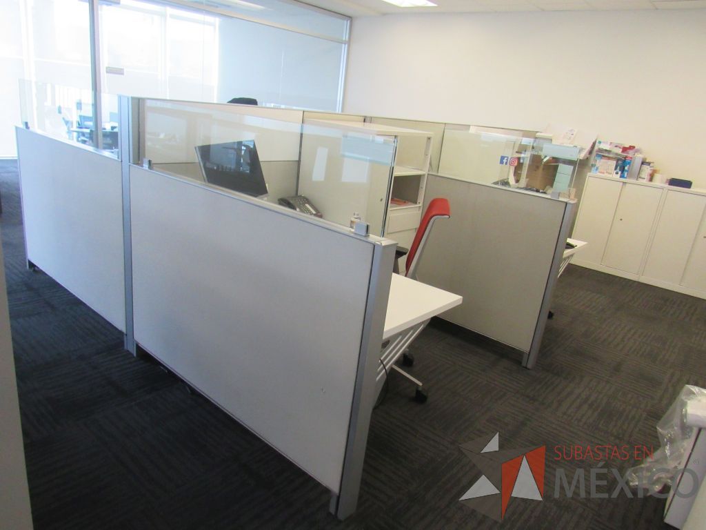Lote 080 - Estación de trabajo para 5 personas con 5 gabinetes altos metálicos color blanco - Imagen 3