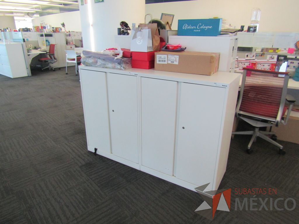 Lote 118 - Gabinete metálico con 4 puertas color blanco