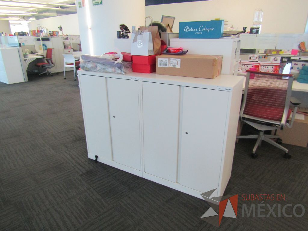 Lote 118 - Gabinete metálico con 4 puertas color blanco - Imagen 2