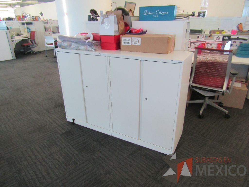 Lote 118 - Gabinete metálico con 4 puertas color blanco - Imagen 3