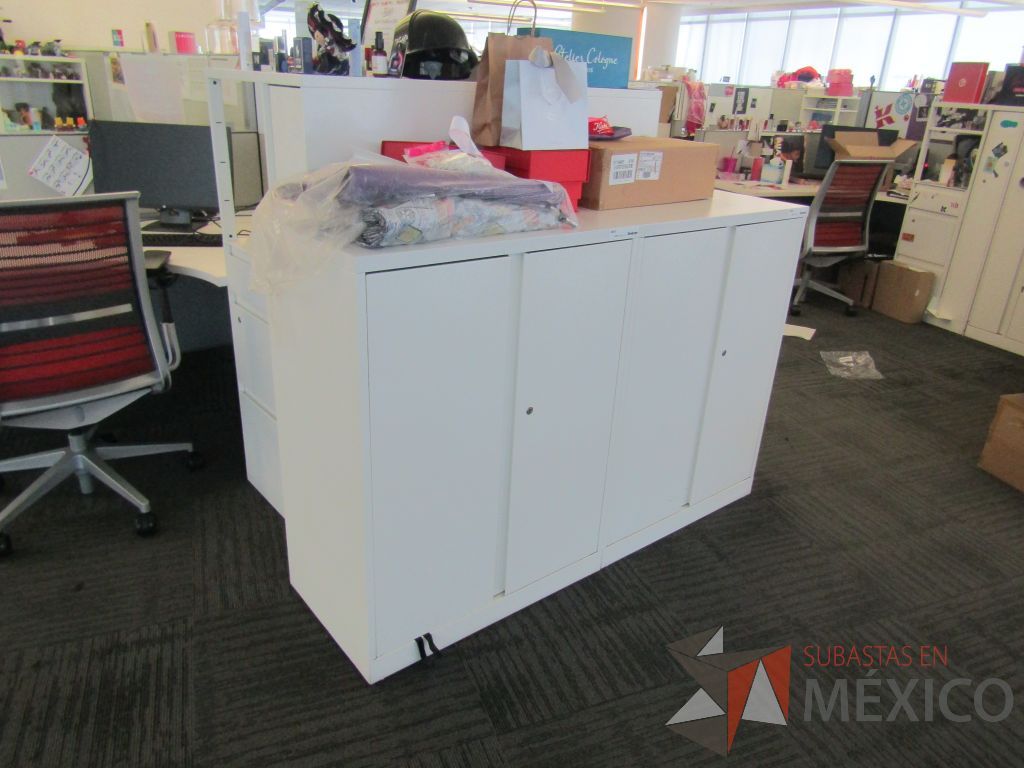 Lote 118 - Gabinete metálico con 4 puertas color blanco - Imagen 4