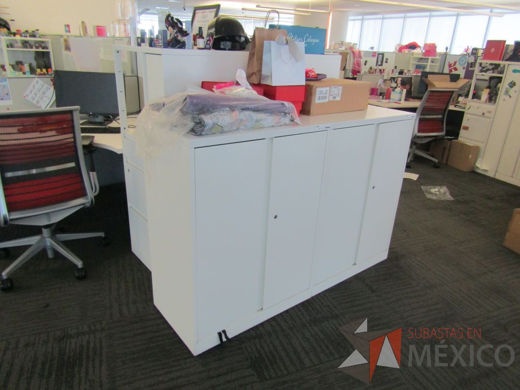 Lote 118 - Gabinete metálico con 4 puertas color blanco - Imagen 5