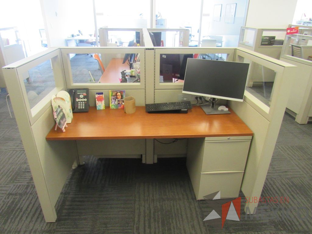 Lote 107 - Estación de trabajo para 6 personas con 6 archiveros de pedestal de 2 cajones - Imagen 10