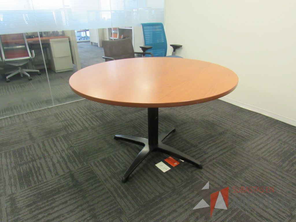 Lote 221 - Mesa de trabajo circular con base metálica color negro y cubierta color café. - Imagen 5