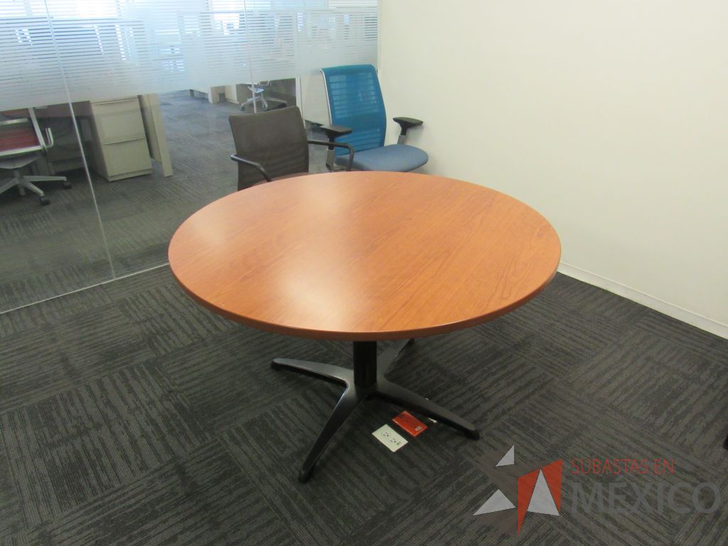Lote 221 - Mesa de trabajo circular con base metálica color negro y cubierta color café. - Imagen 6