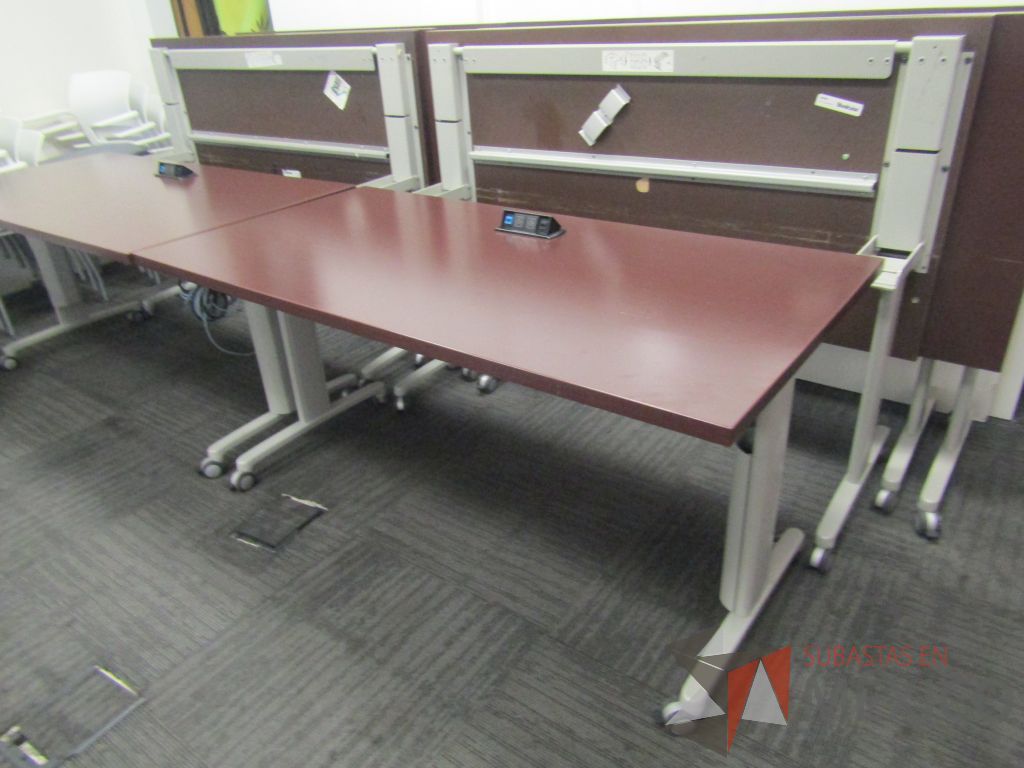 Lote 320 - 2 Mesa de trabajo plegable rectangular con estructura gris, ruedas negras, cubierta color café y accesorios para conexiones.