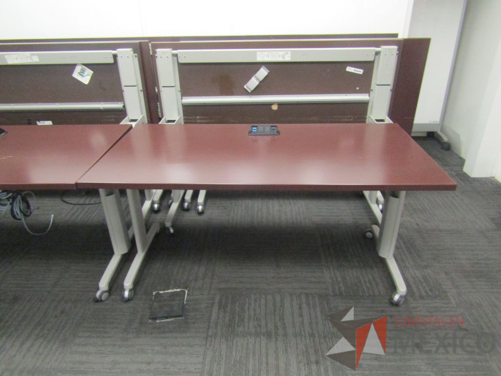 Lote 320 - 2 Mesa de trabajo plegable rectangular con estructura gris, ruedas negras, cubierta color café y accesorios para conexiones. - Imagen 3