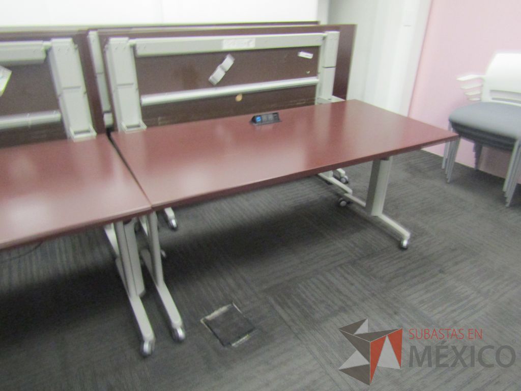 Lote 320 - 2 Mesa de trabajo plegable rectangular con estructura gris, ruedas negras, cubierta color café y accesorios para conexiones. - Imagen 4