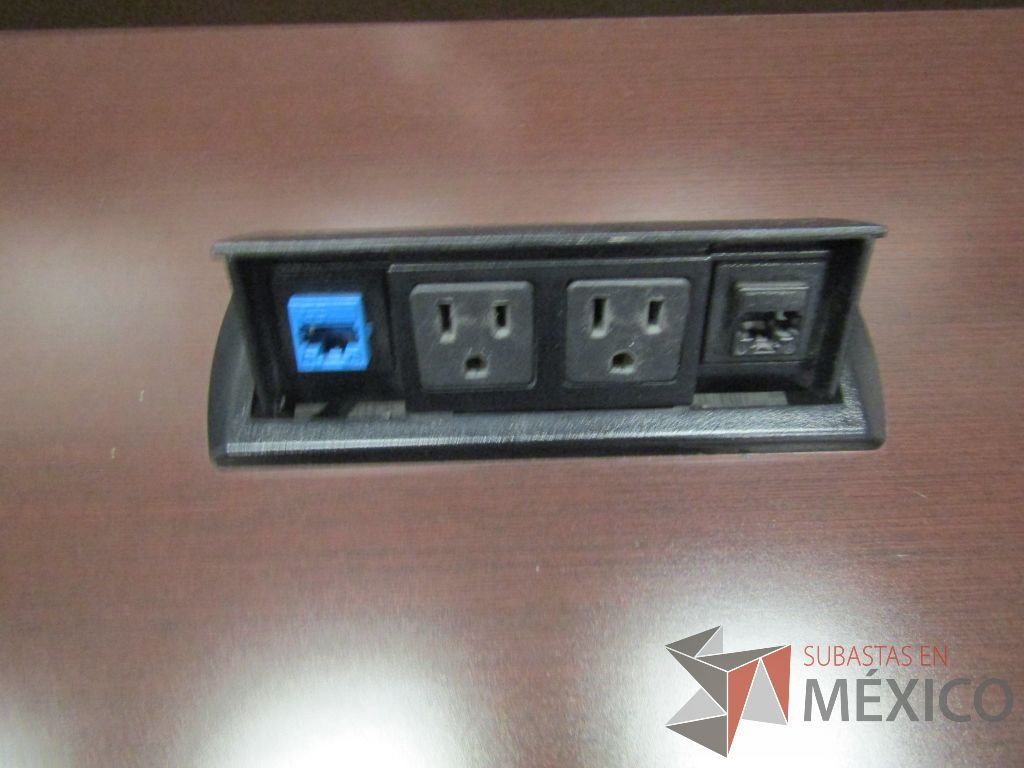 Lote 399 - 2 Mesa de trabajo plegable rectangular con estructura gris, ruedas negras, cubierta color café y accesorios para conexiones. - Imagen 5