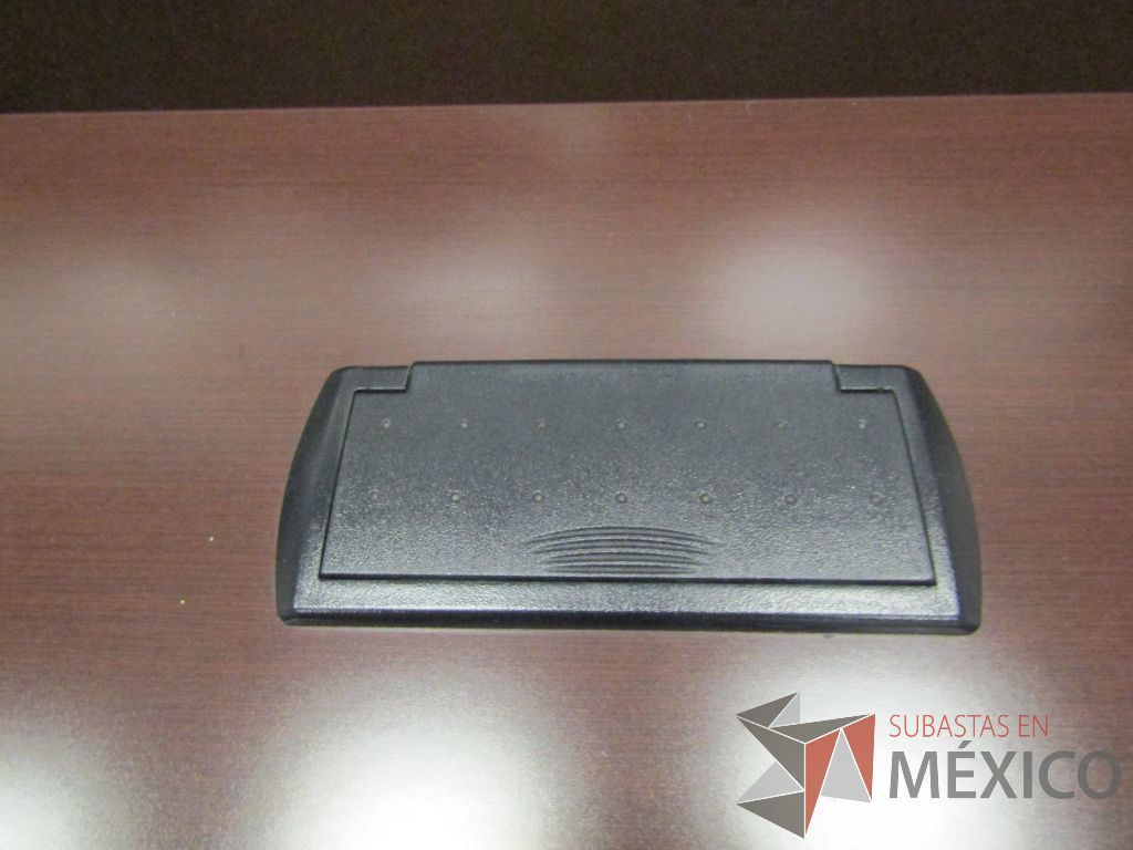 Lote 320 - 2 Mesa de trabajo plegable rectangular con estructura gris, ruedas negras, cubierta color café y accesorios para conexiones. - Imagen 6