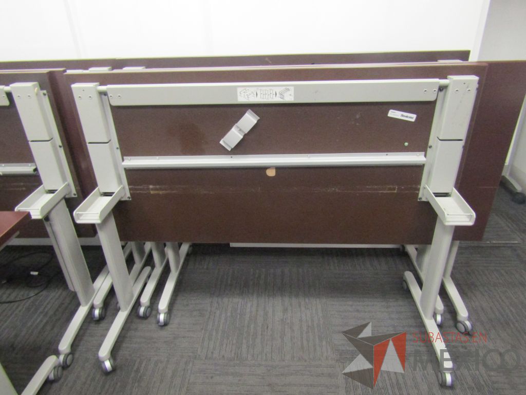 Lote 320 - 2 Mesa de trabajo plegable rectangular con estructura gris, ruedas negras, cubierta color café y accesorios para conexiones. - Imagen 7
