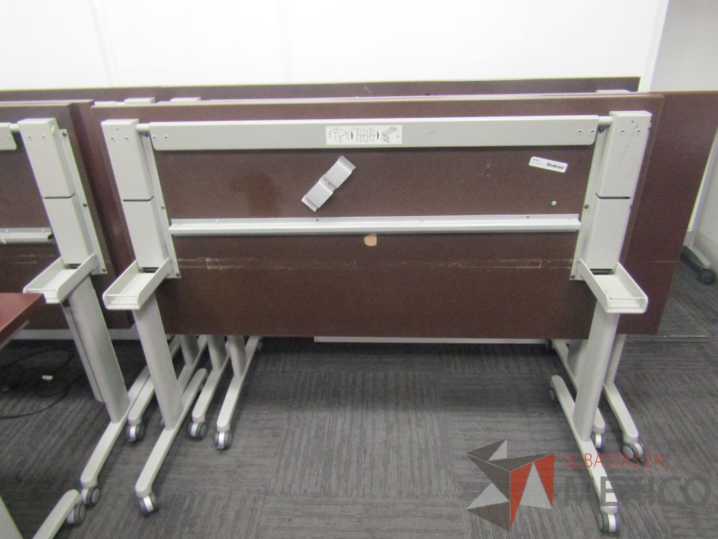 Lote 399 - 2 Mesa de trabajo plegable rectangular con estructura gris, ruedas negras, cubierta color café y accesorios para conexiones. - Imagen 7