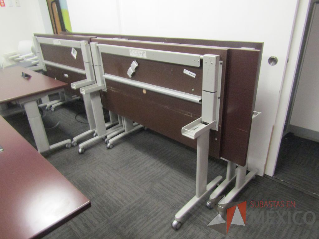 Lote 320 - 2 Mesa de trabajo plegable rectangular con estructura gris, ruedas negras, cubierta color café y accesorios para conexiones. - Imagen 9