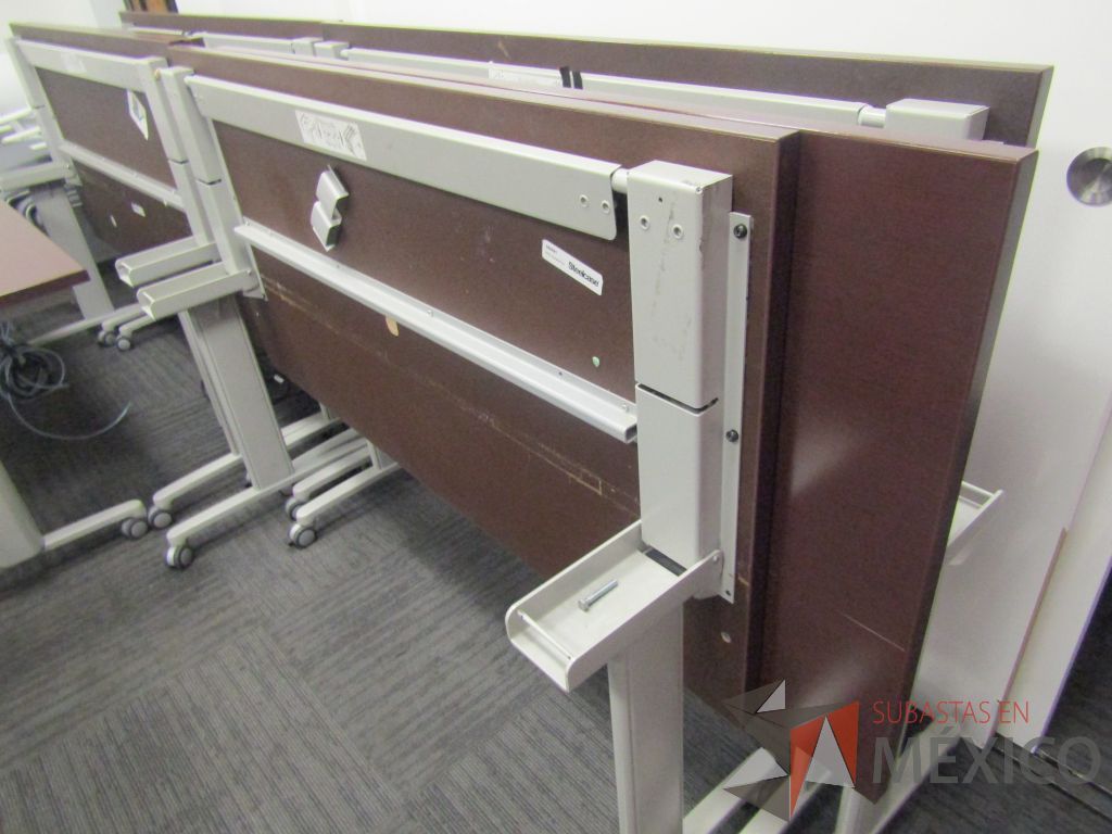 Lote 399 - 2 Mesa de trabajo plegable rectangular con estructura gris, ruedas negras, cubierta color café y accesorios para conexiones. - Imagen 9