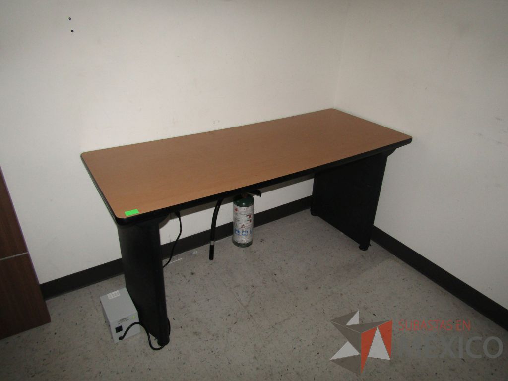 Lote 117 - Escritorio rectangular y archivero horizontal de 4 cajones. - Imagen 5