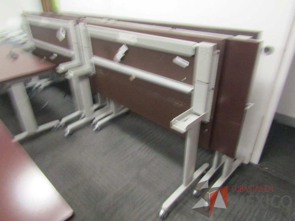 Lote 320 - 2 Mesa de trabajo plegable rectangular con estructura gris, ruedas negras, cubierta color café y accesorios para conexiones. - Imagen 13