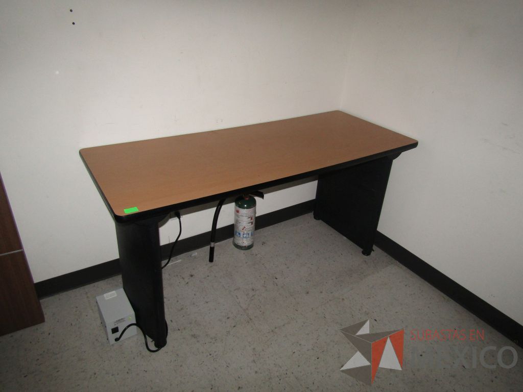 Lote 117 - Escritorio rectangular y archivero horizontal de 4 cajones. - Imagen 6