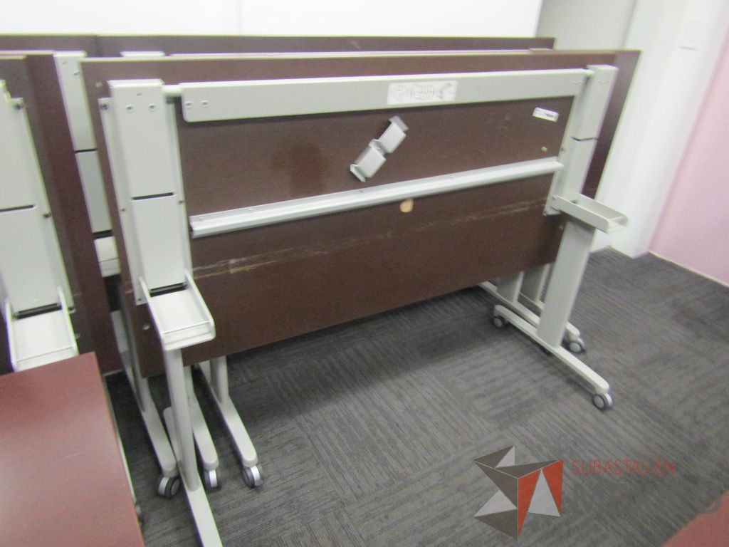 Lote 320 - 2 Mesa de trabajo plegable rectangular con estructura gris, ruedas negras, cubierta color café y accesorios para conexiones. - Imagen 14