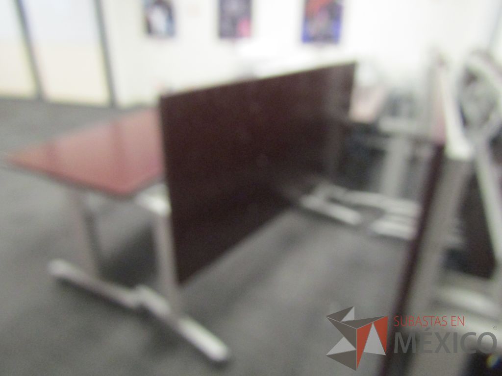 Lote 400 - 2 Mesas de trabajo plegable rectangular con estructura gris, ruedas negras y cubierta color café - Imagen 2