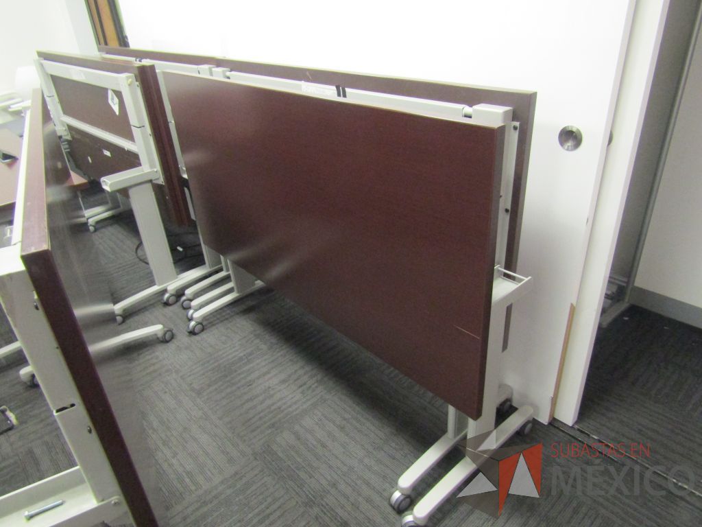 Lote 400 - 2 Mesas de trabajo plegable rectangular con estructura gris, ruedas negras y cubierta color café
