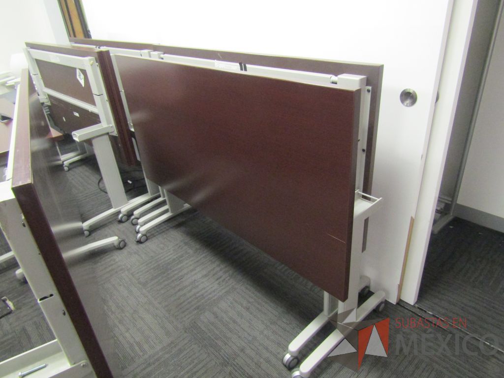 Lote 400 - 2 Mesas de trabajo plegable rectangular con estructura gris, ruedas negras y cubierta color café - Imagen 3