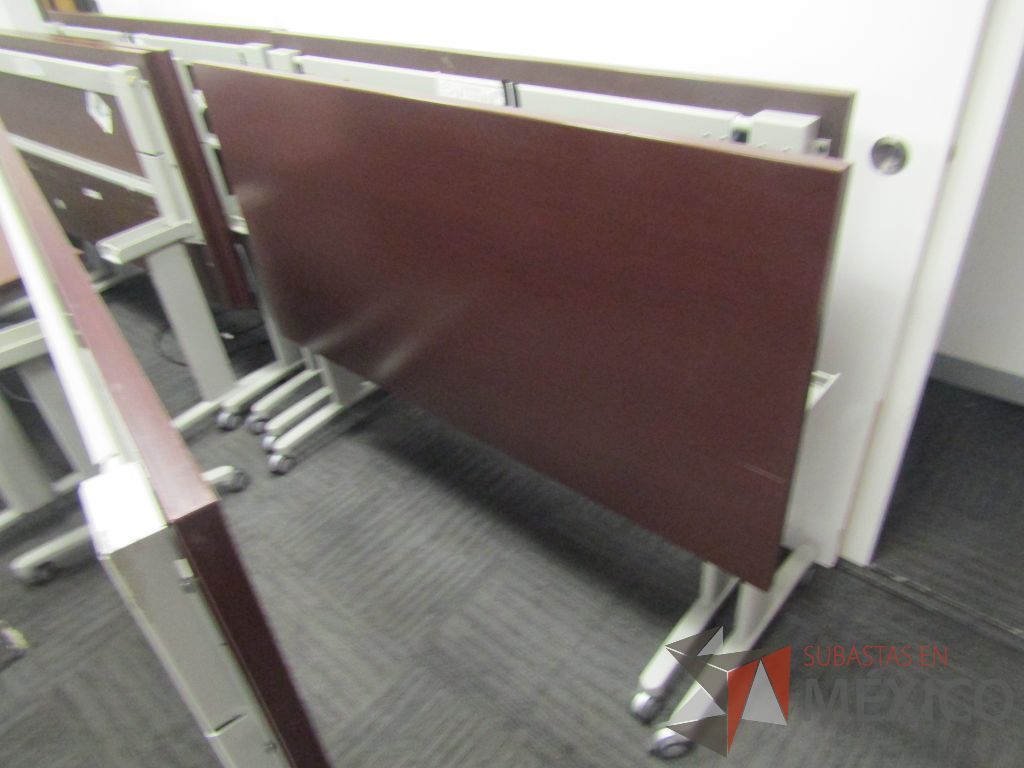 Lote 400 - 2 Mesas de trabajo plegable rectangular con estructura gris, ruedas negras y cubierta color café - Imagen 4