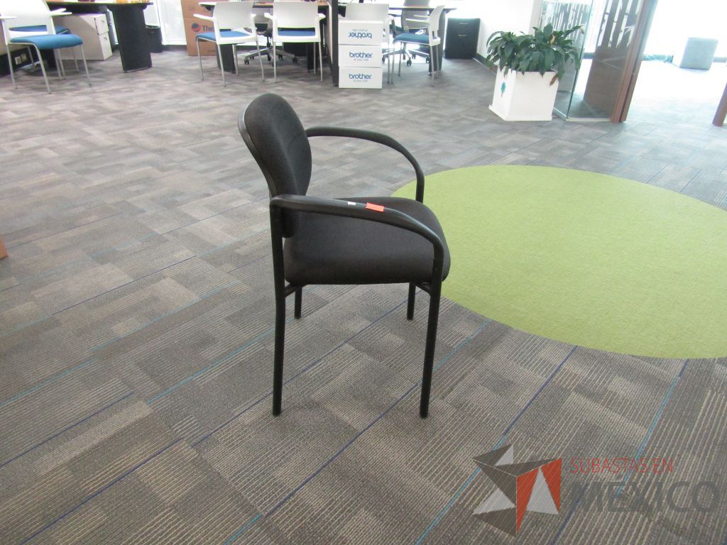 Lote 118 - 4 Sillas fija, asiento y respaldo en tela color negro. - Imagen 5