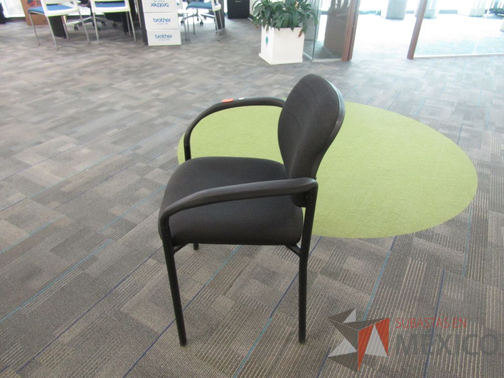 Lote 118 - 4 Sillas fija, asiento y respaldo en tela color negro. - Imagen 8