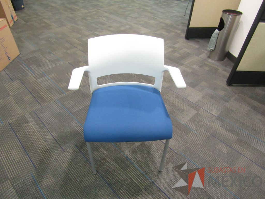 Lote 140 - 4 Silla fija, asiento en tela color azul y respaldo liso color blanco.