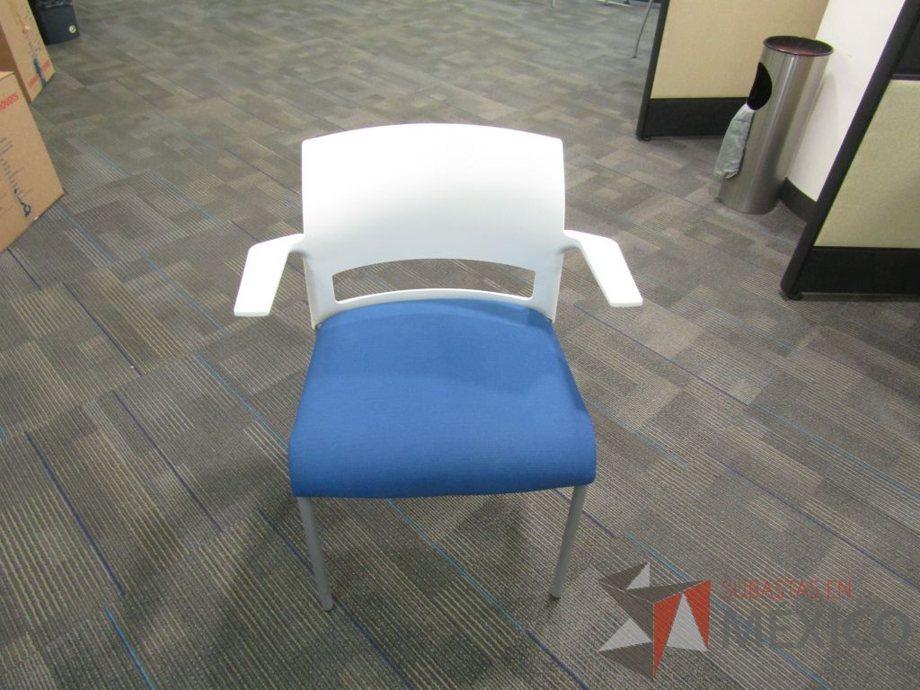 Lote 140 - 4 Silla fija, asiento en tela color azul y respaldo liso color blanco. - Imagen 2