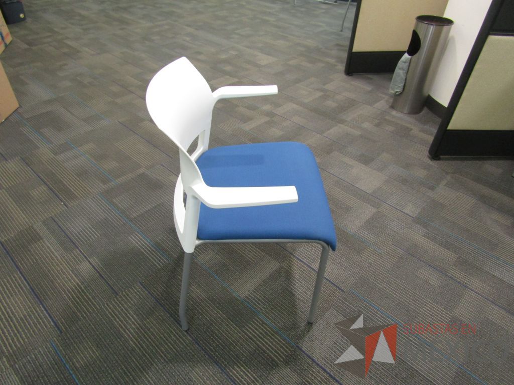 Lote 140 - 4 Silla fija, asiento en tela color azul y respaldo liso color blanco. - Imagen 3