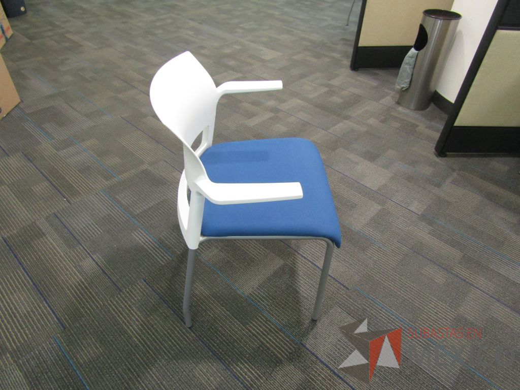 Lote 140 - 4 Silla fija, asiento en tela color azul y respaldo liso color blanco. - Imagen 4