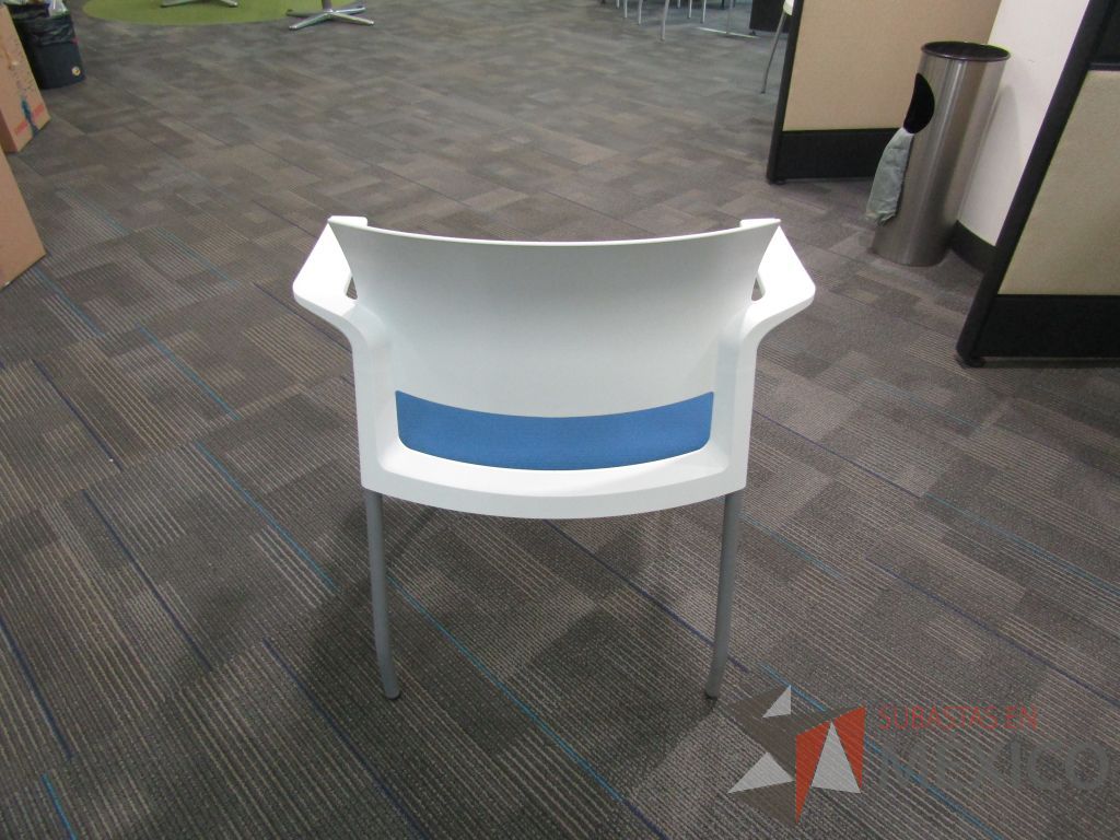 Lote 140 - 4 Silla fija, asiento en tela color azul y respaldo liso color blanco. - Imagen 5