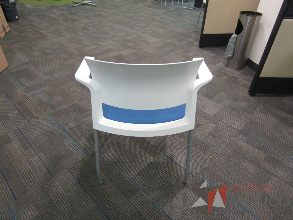 Lote 140 - 4 Silla fija, asiento en tela color azul y respaldo liso color blanco. - Imagen 6