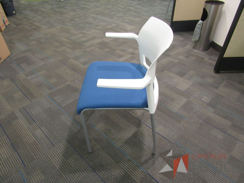 Lote 140 - 4 Silla fija, asiento en tela color azul y respaldo liso color blanco. - Imagen 7